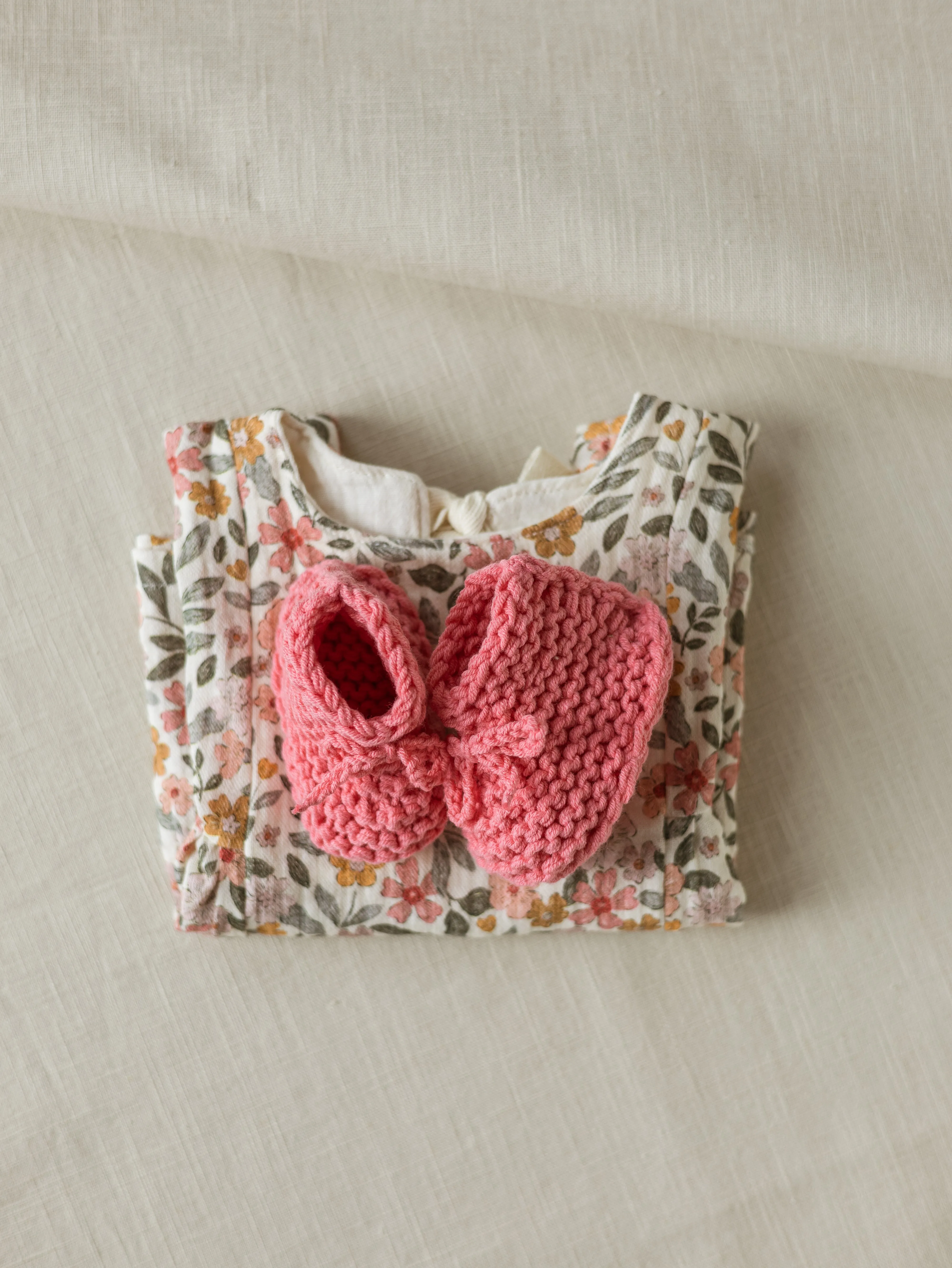 Baby booties / bubblegum