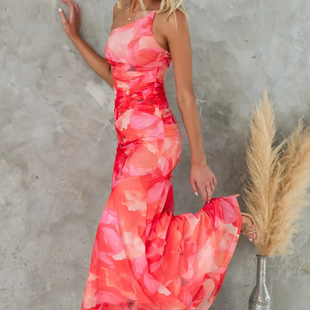 Pearl® | Elegant long women's dress with asymmetrical shoulders